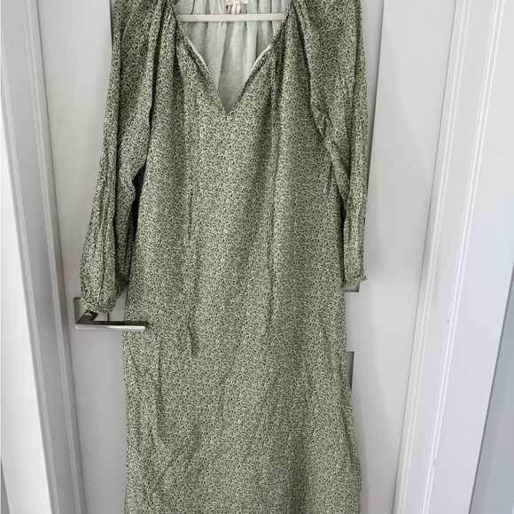 Elegant Green Floral Dress - Picture 4 of 5